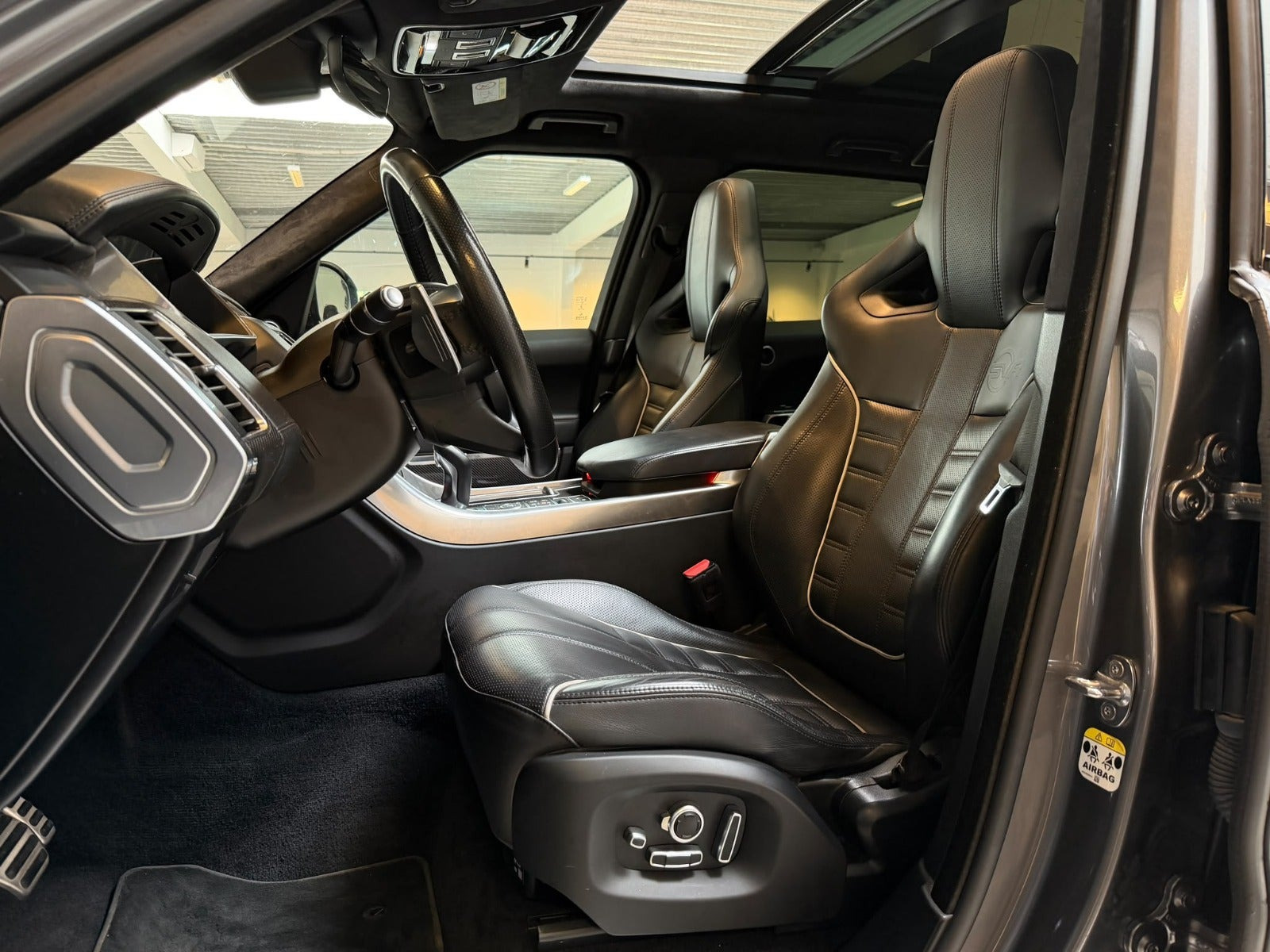 Grå Land Rover Range Rover sport fra 2017