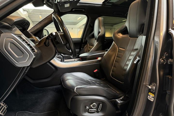 Grå Land Rover Range Rover sport fra 2017