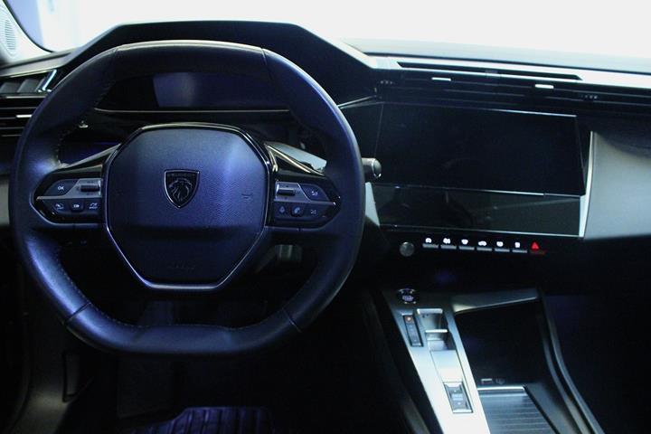 Grøn Peugeot 308 fra 2022