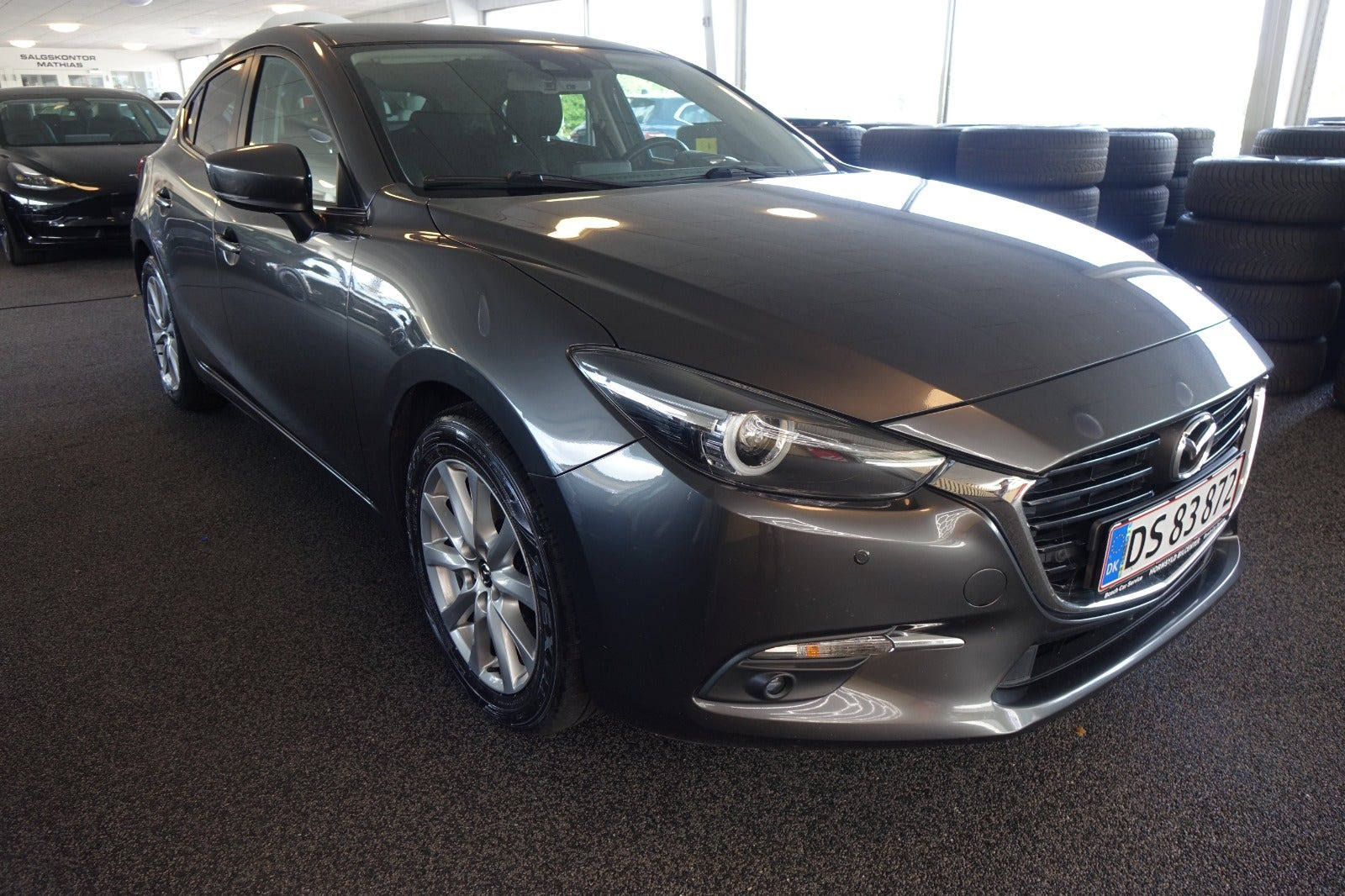 Grå Mazda 3 fra 2017