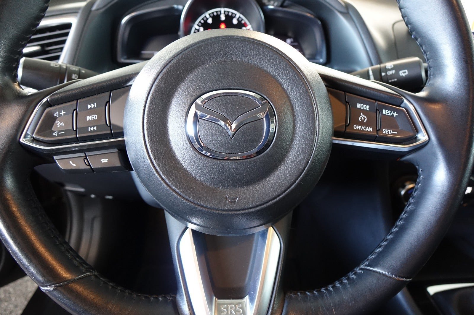 Grå Mazda 3 fra 2017