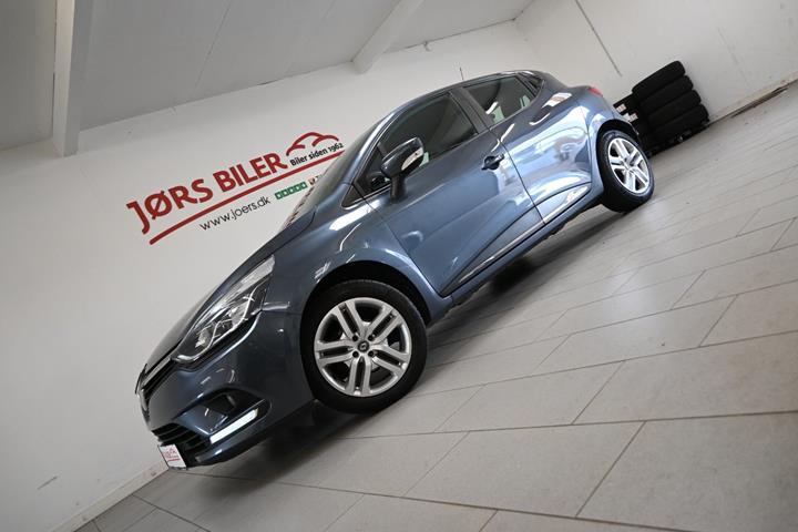 Grå Renault Clio IV fra 2018 set udefra