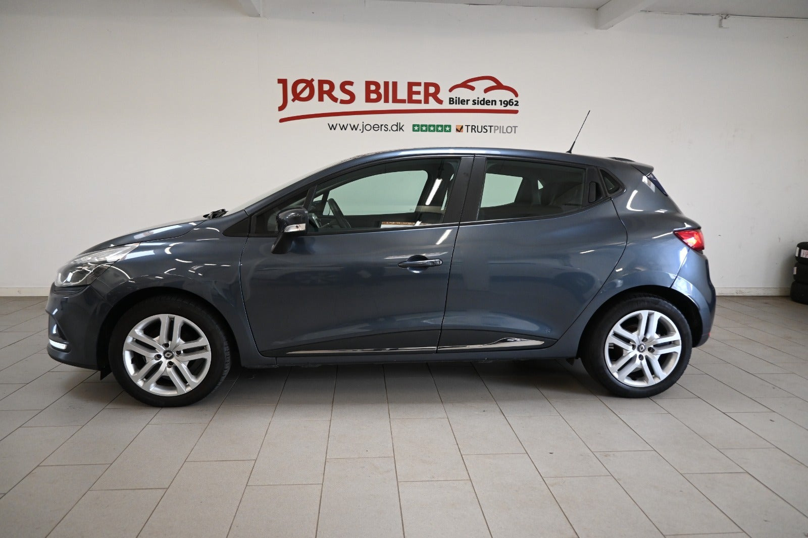 Grå Renault Clio IV fra 2018