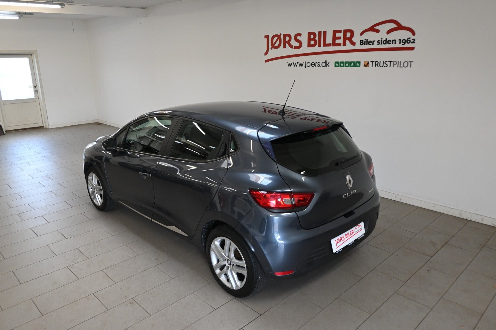Grå Renault Clio IV fra 2018