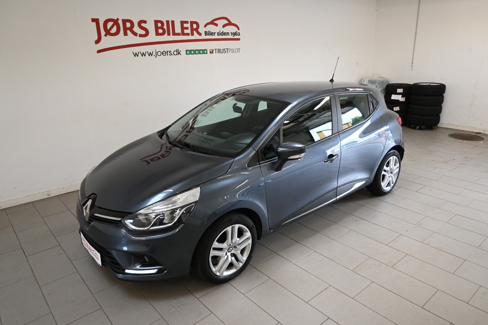 Grå Renault Clio IV fra 2018