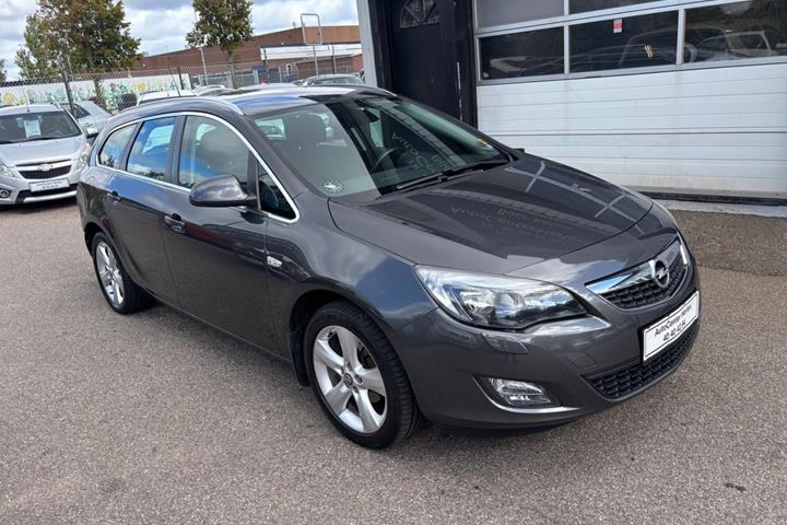 Grå Opel Astra fra 2012