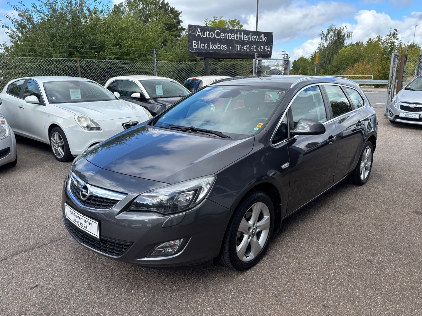 Grå Opel Astra fra 2012