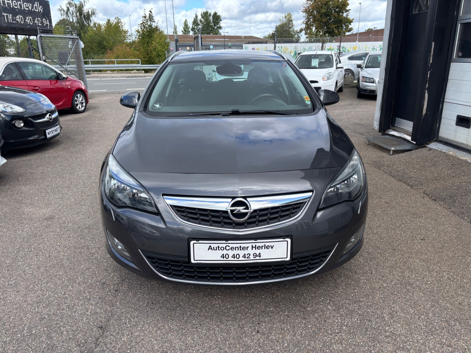 Grå Opel Astra fra 2012