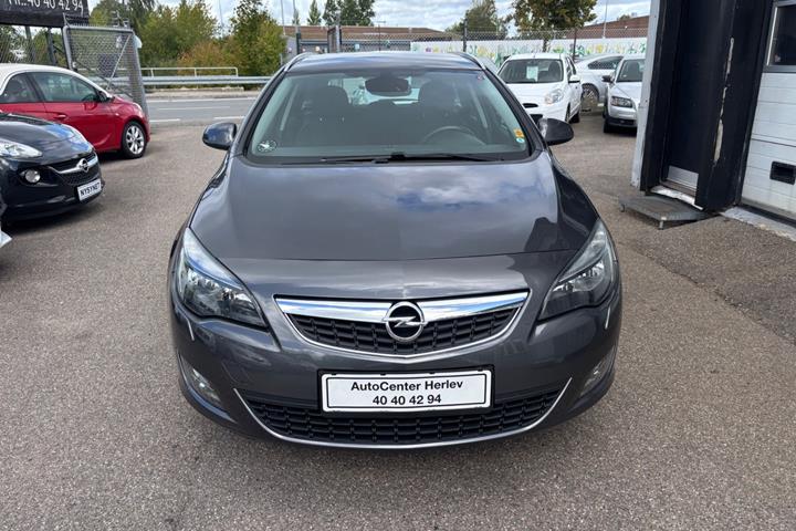 Grå Opel Astra fra 2012