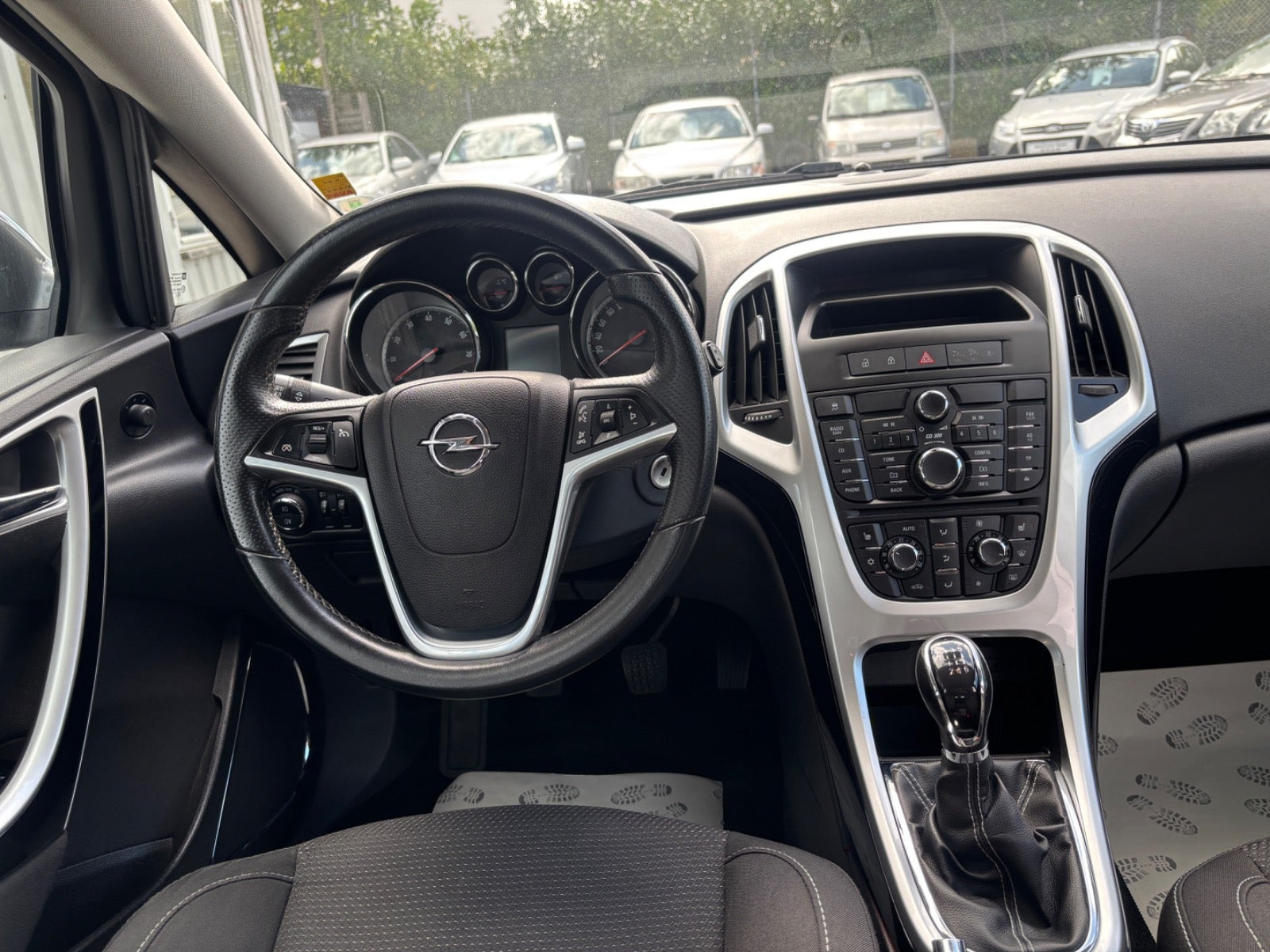 Grå Opel Astra fra 2012