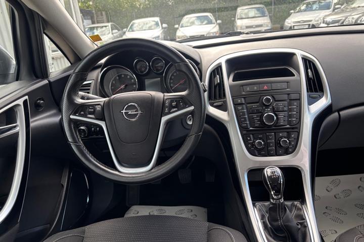 Grå Opel Astra fra 2012