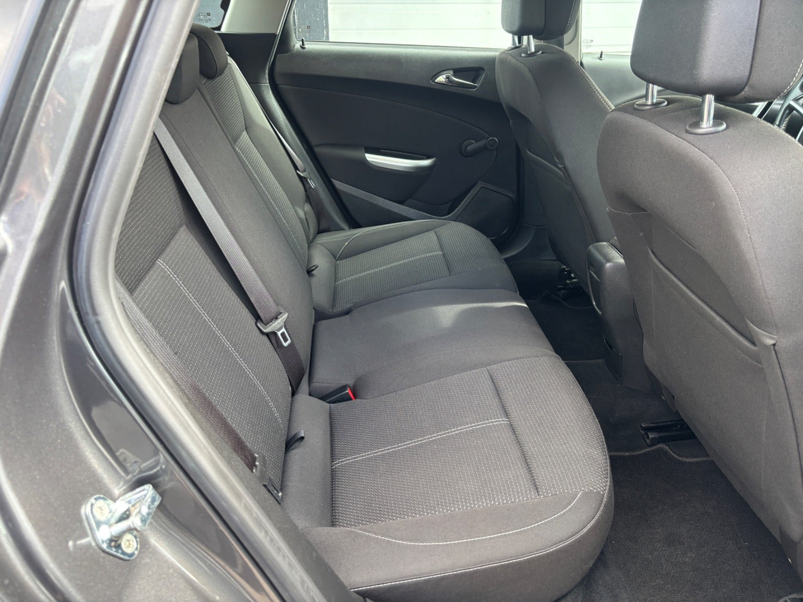 Grå Opel Astra fra 2012