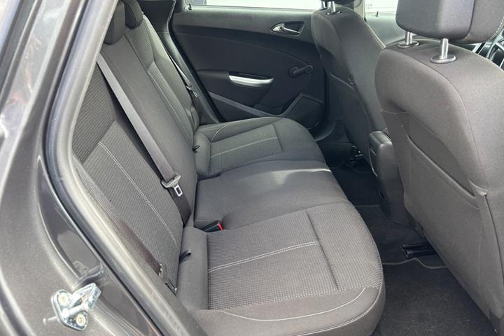 Grå Opel Astra fra 2012