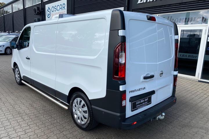 Hvid Nissan Primastar fra 2024