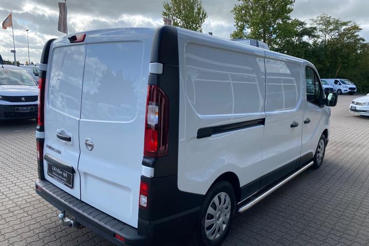Hvid Nissan Primastar fra 2024