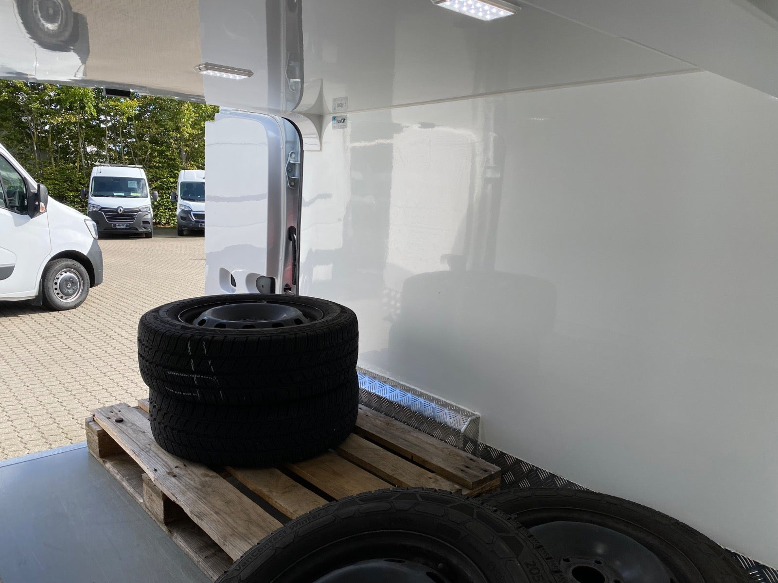 Hvid Nissan Primastar fra 2024