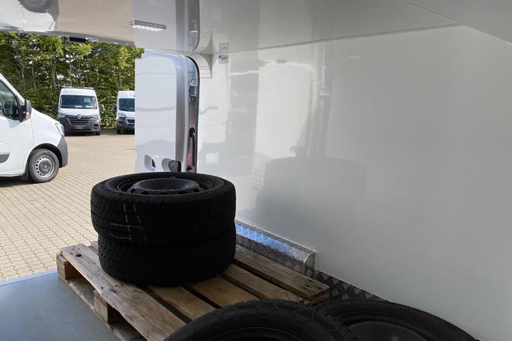 Hvid Nissan Primastar fra 2024