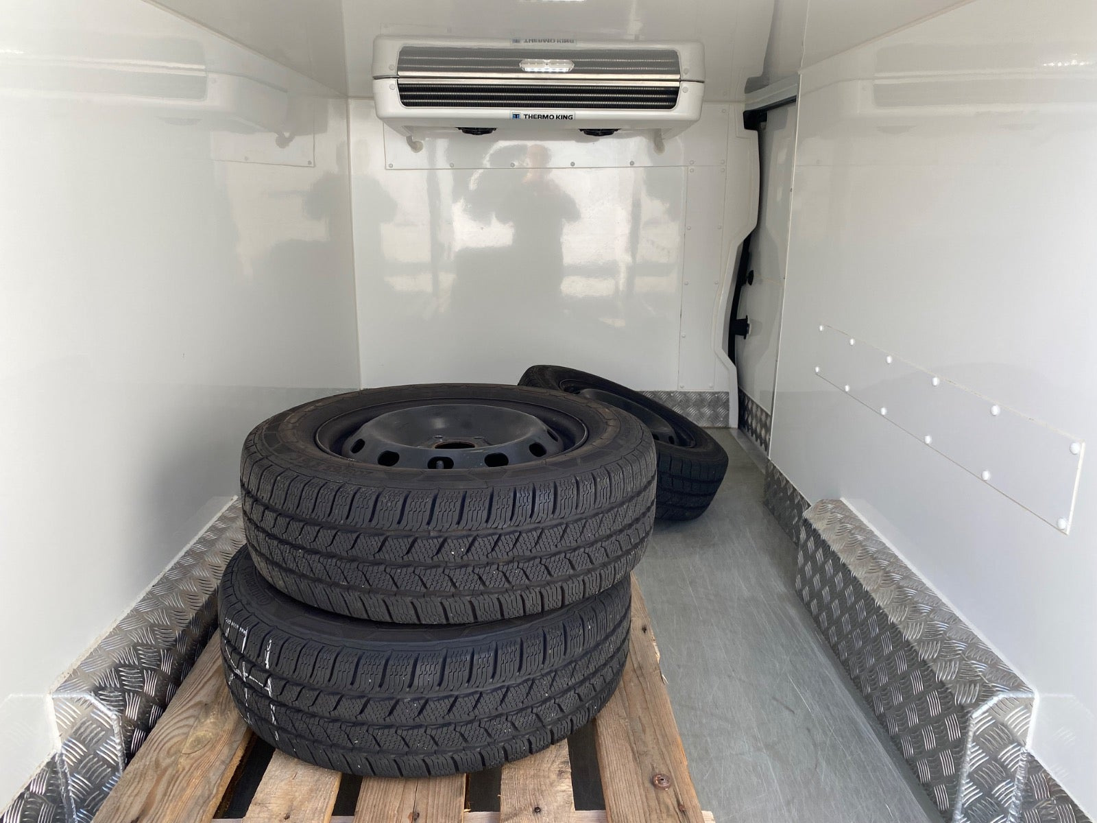 Hvid Nissan Primastar fra 2024