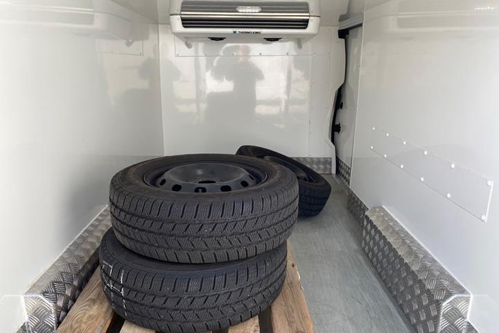 Hvid Nissan Primastar fra 2024