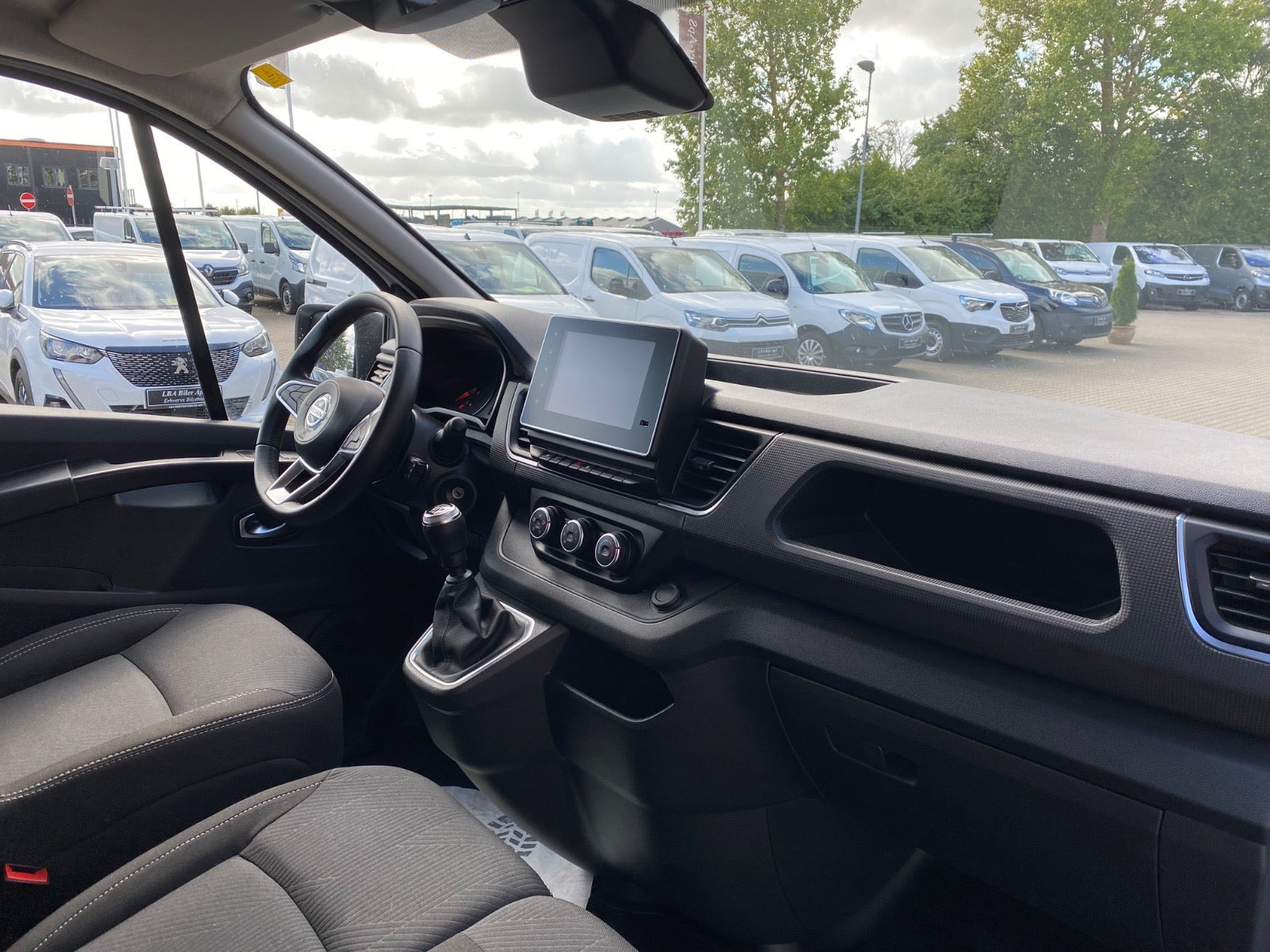 Hvid Nissan Primastar fra 2024