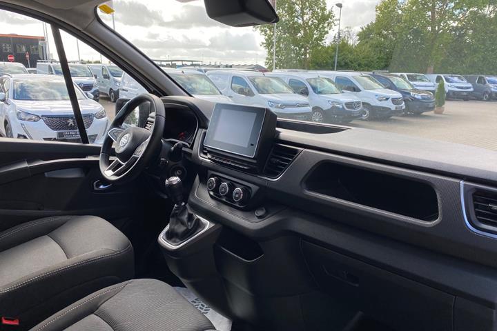 Hvid Nissan Primastar fra 2024