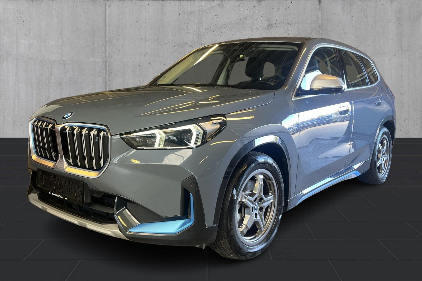 Grå BMW iX1 fra 2023