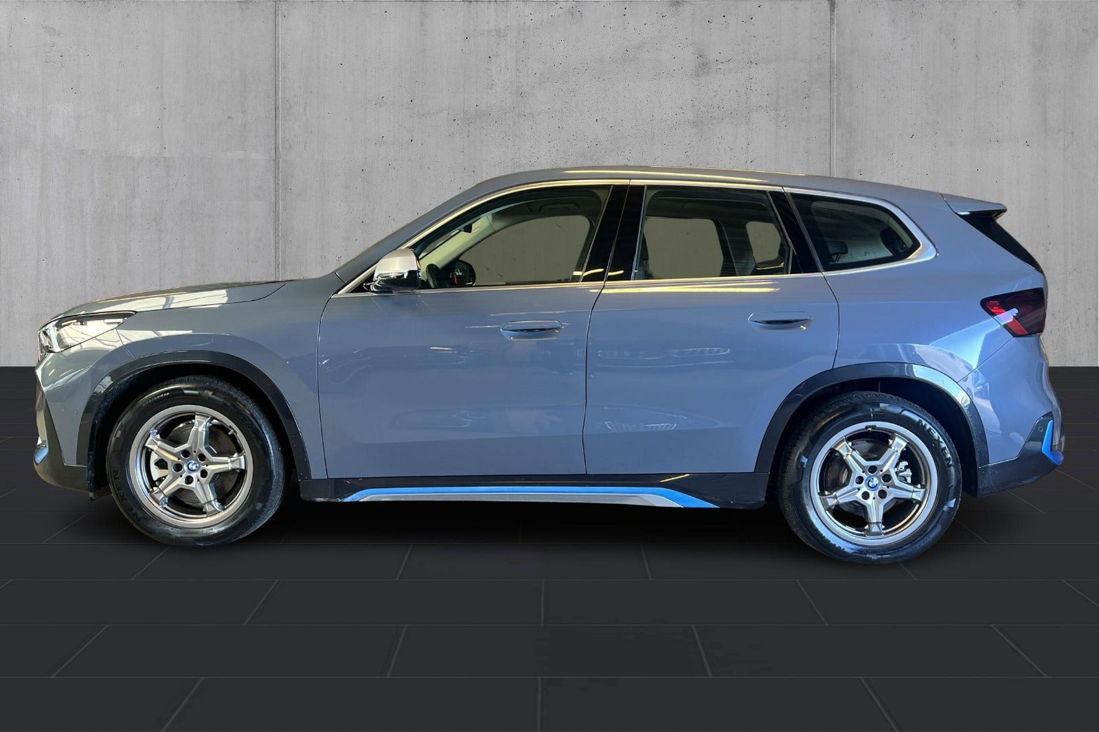 Grå BMW iX1 fra 2023