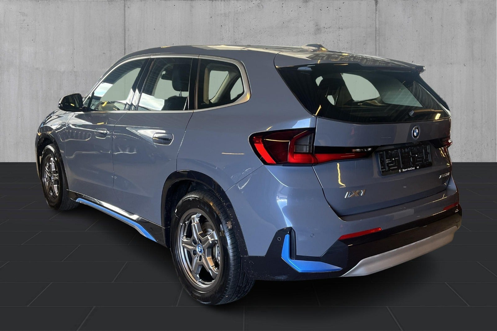 Grå BMW iX1 fra 2023