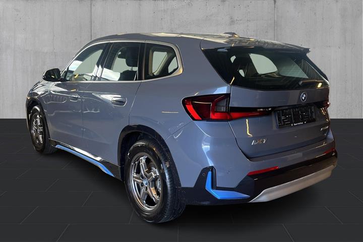 Grå BMW iX1 fra 2023