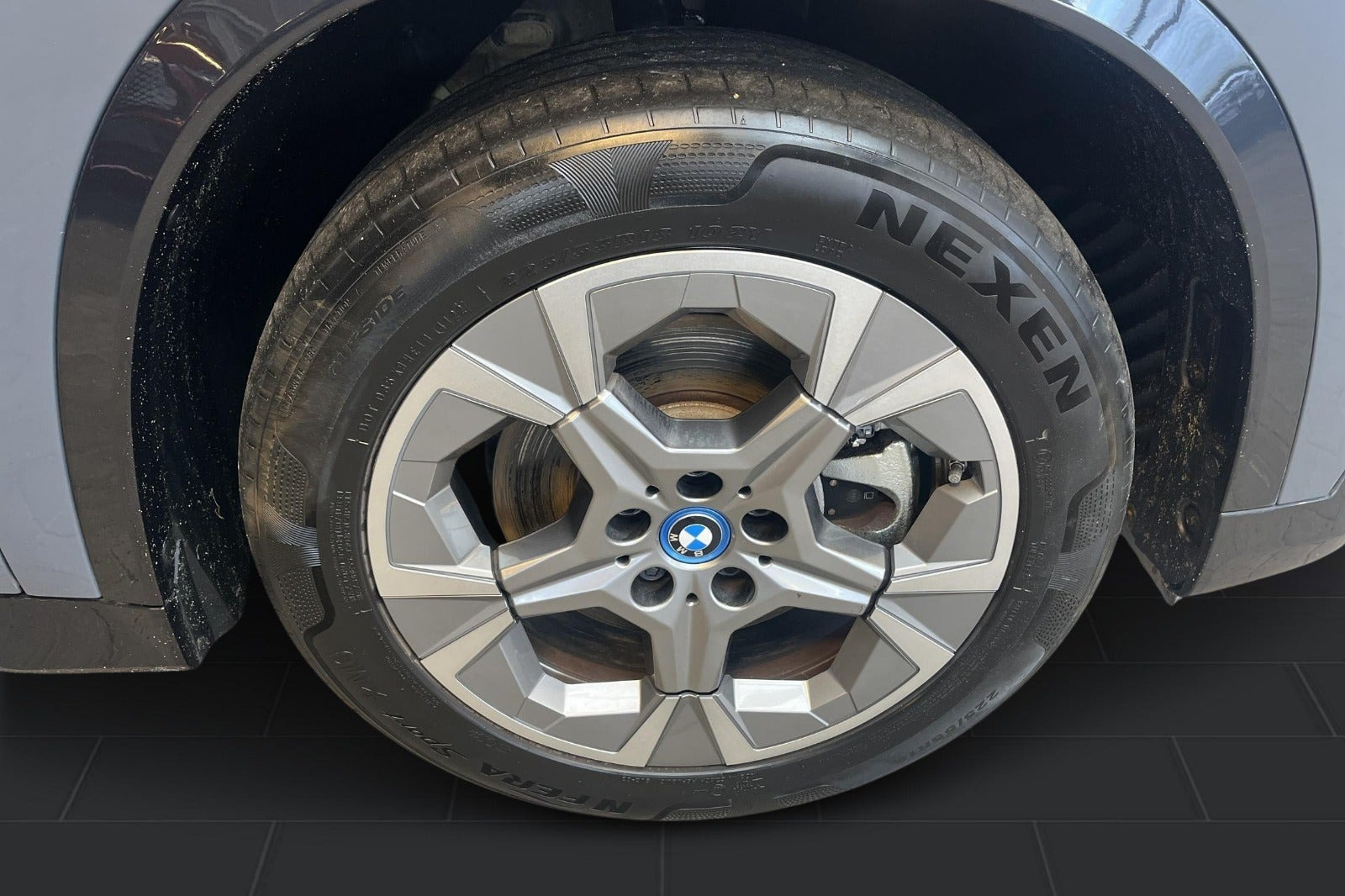 Grå BMW iX1 fra 2023