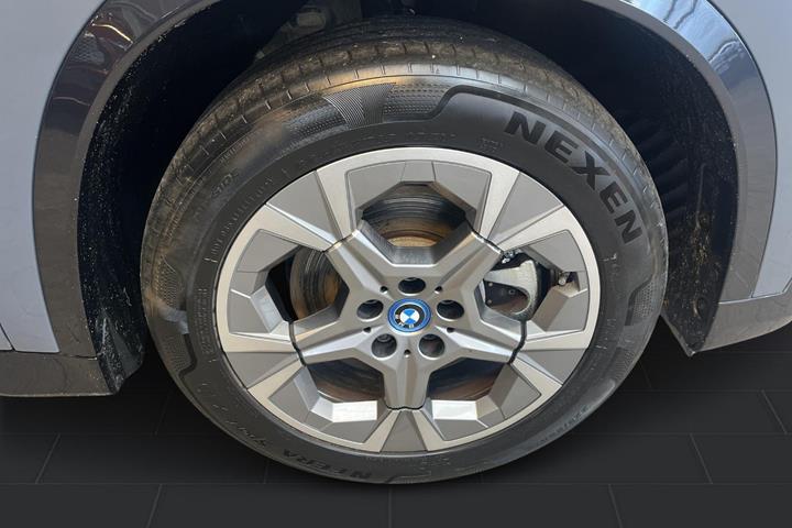 Grå BMW iX1 fra 2023