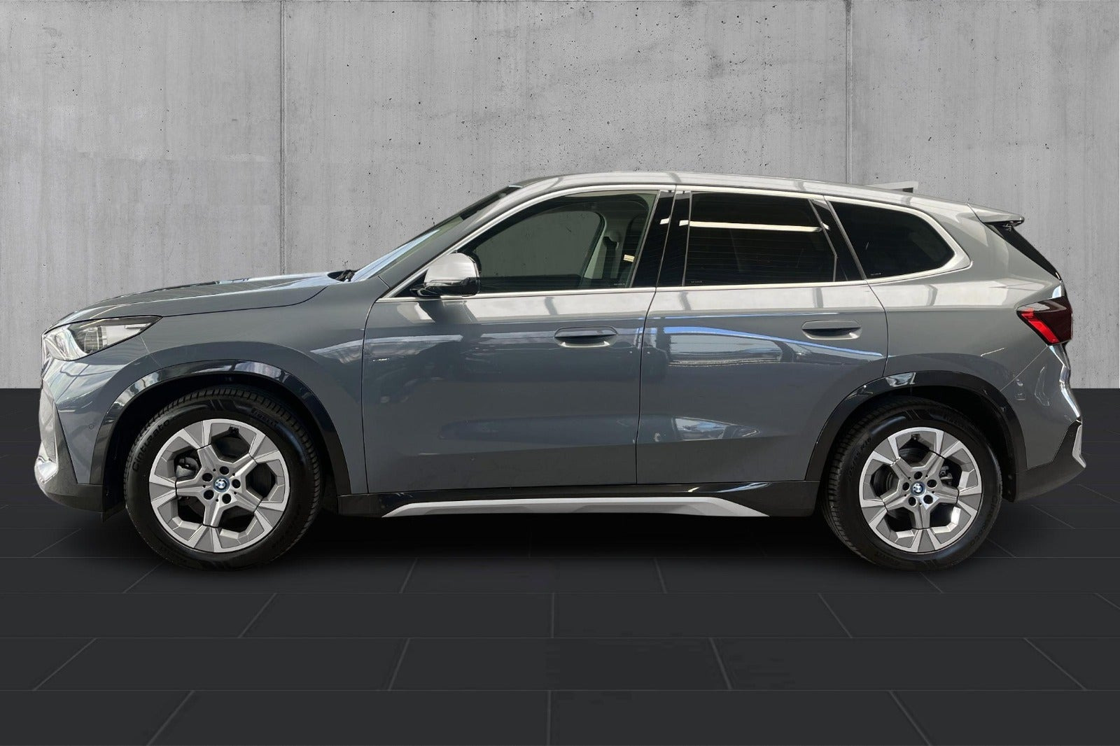 Grå BMW iX1 fra 2023