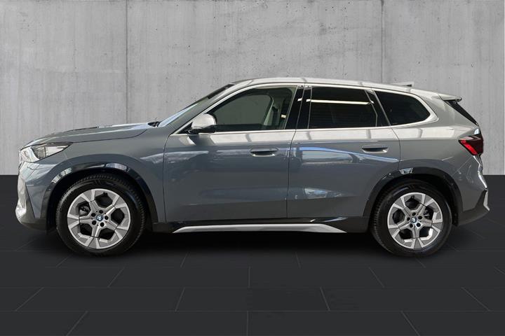 Grå BMW iX1 fra 2023