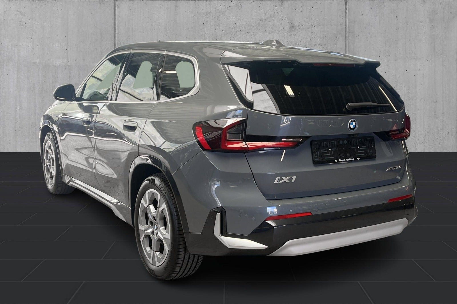 Grå BMW iX1 fra 2023