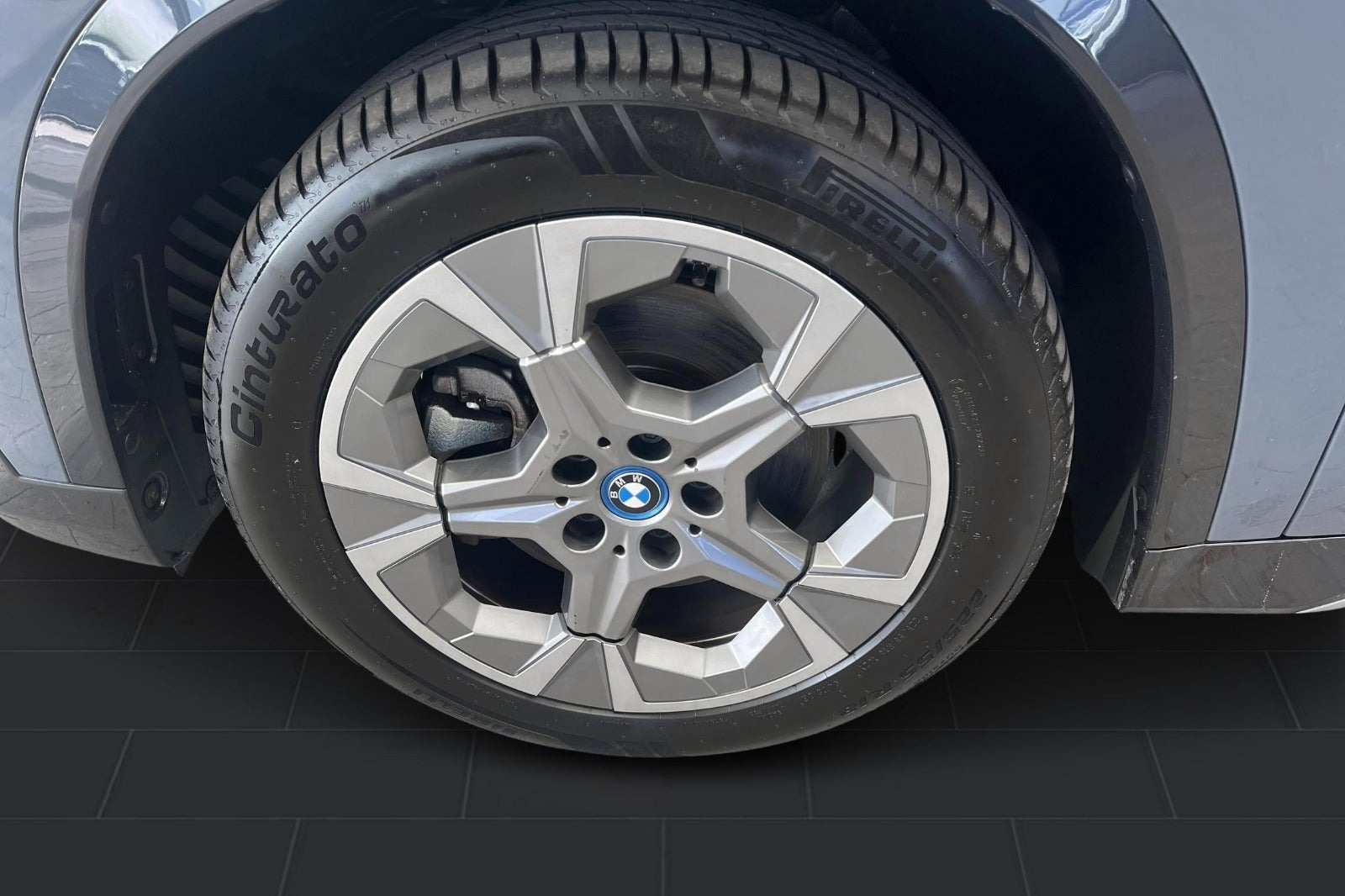 Grå BMW iX1 fra 2023