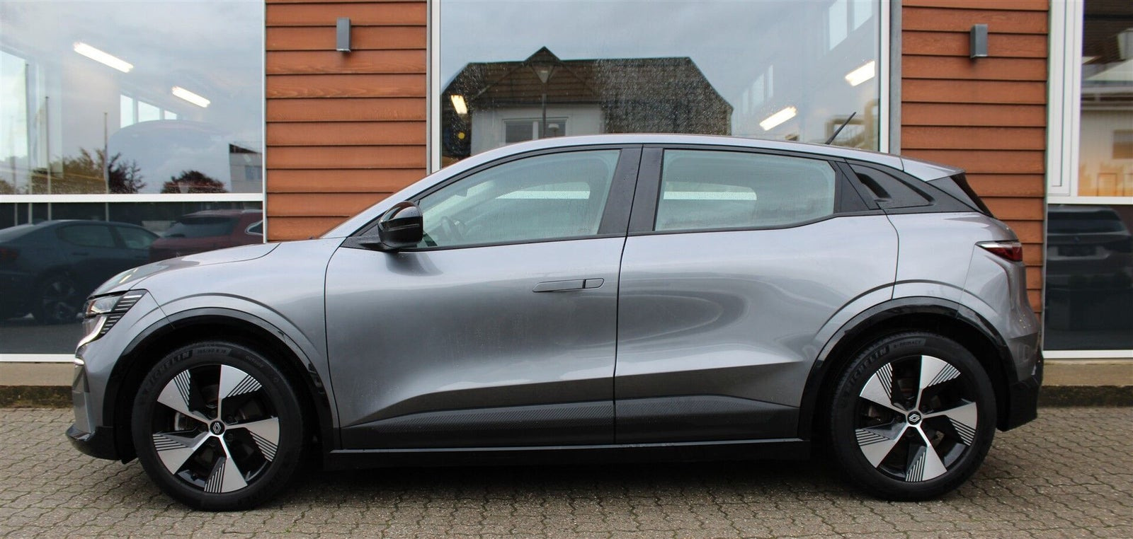 Grå Renault Megane E-Tech fra 2023