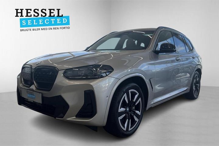 Sølv BMW iX3 fra 2022 set udefra