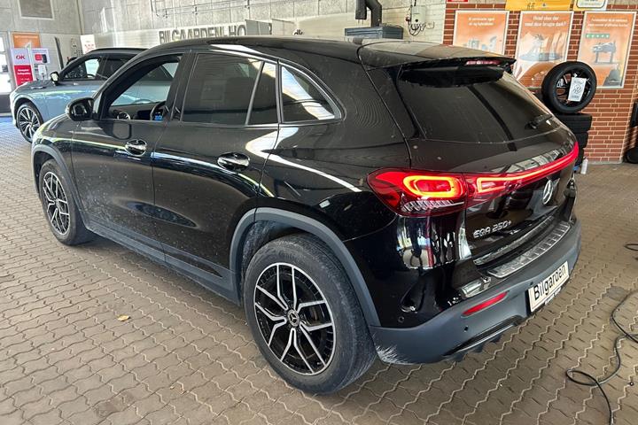 Sort Mercedes EQA250+ fra 2023