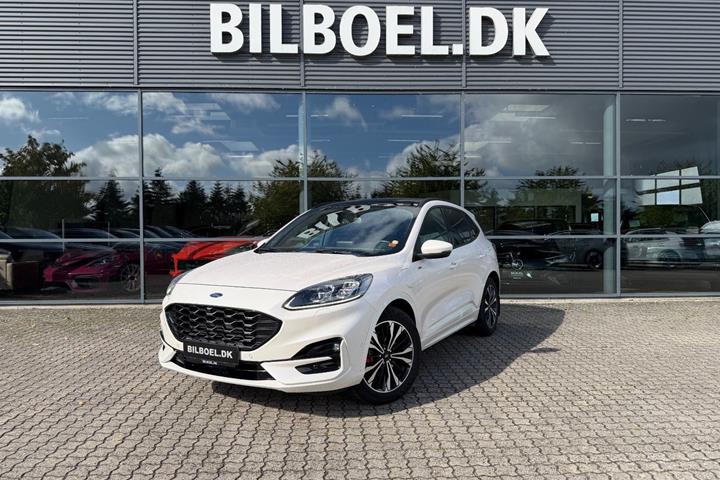 Hvid Ford Kuga fra 2020 set udefra