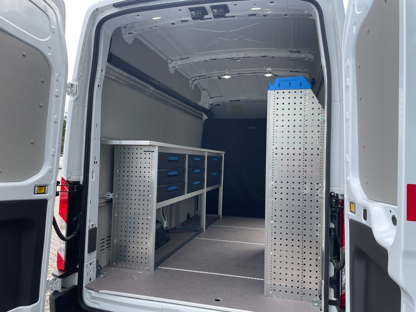 Hvid Ford E-Transit 350 L2 Van fra 2025