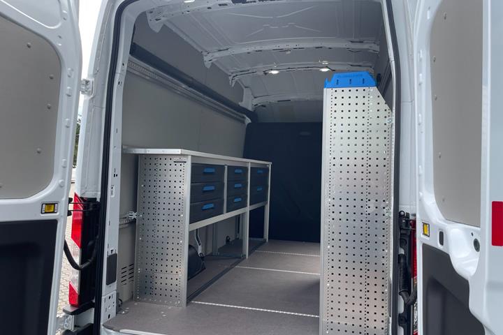 Hvid Ford E-Transit 350 L2 Van fra 2025