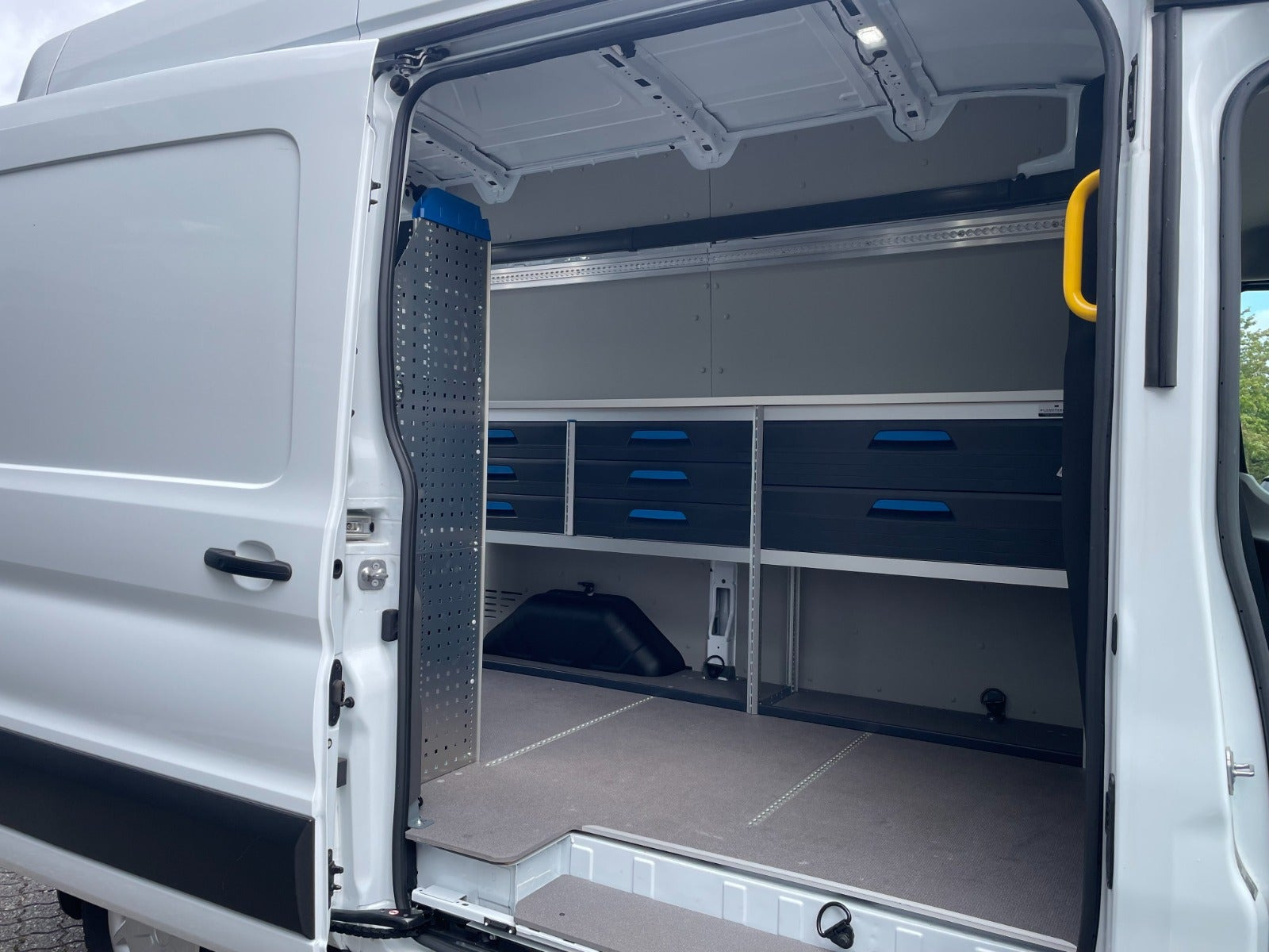 Hvid Ford E-Transit 350 L2 Van fra 2025