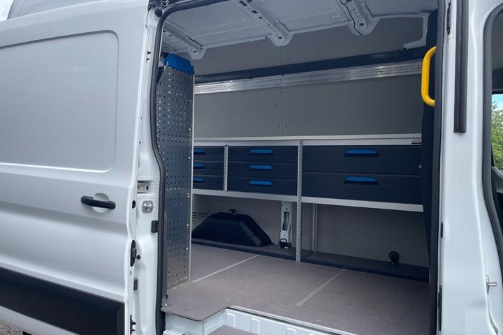 Hvid Ford E-Transit 350 L2 Van fra 2025