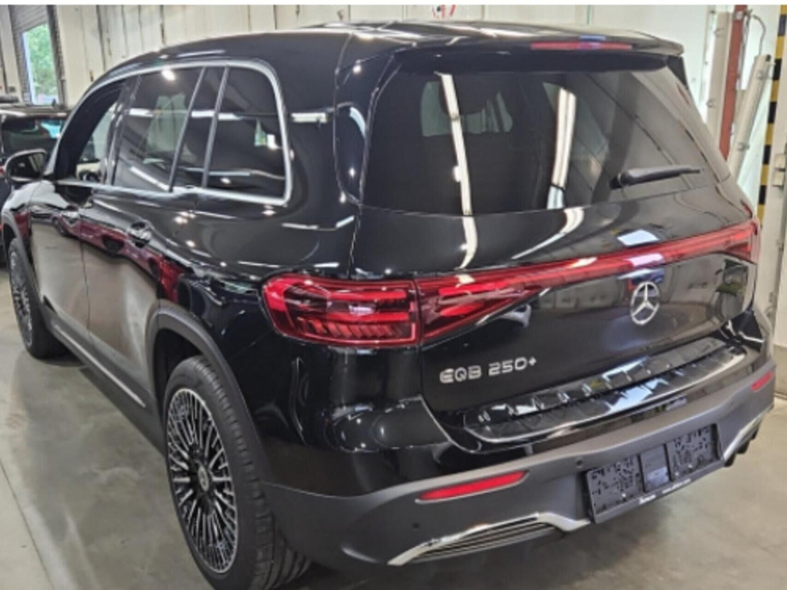 Sort Mercedes EQB250+ fra 2025