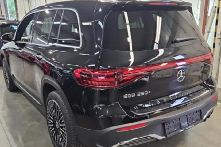 Sort Mercedes EQB250+ fra 2025