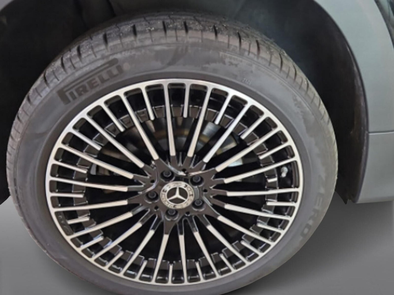 Sort Mercedes EQB250+ fra 2025