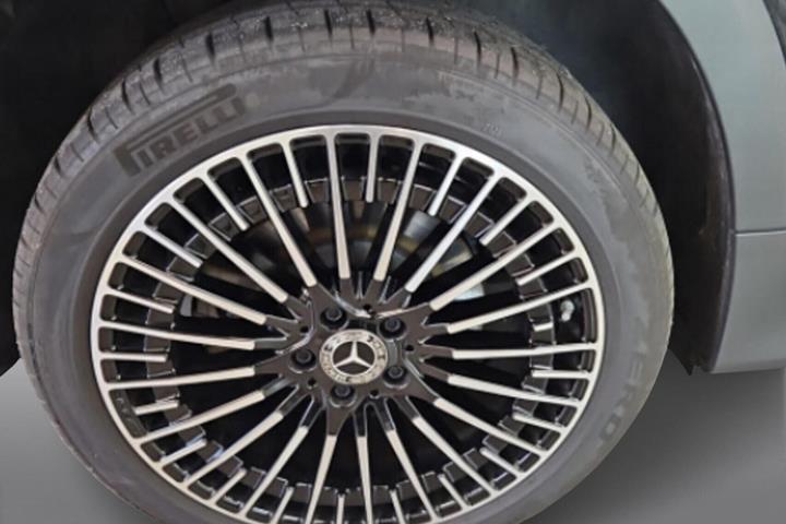 Sort Mercedes EQB250+ fra 2025