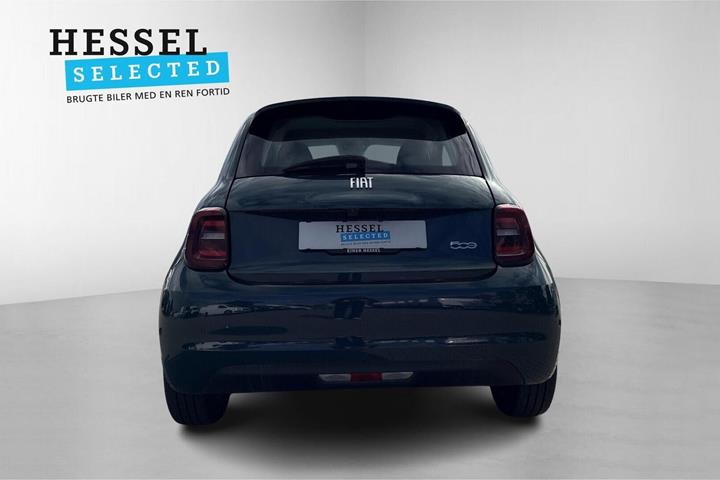 Blå Fiat 500e fra 2024