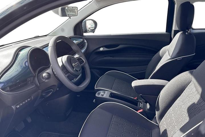 Blå Fiat 500e fra 2024