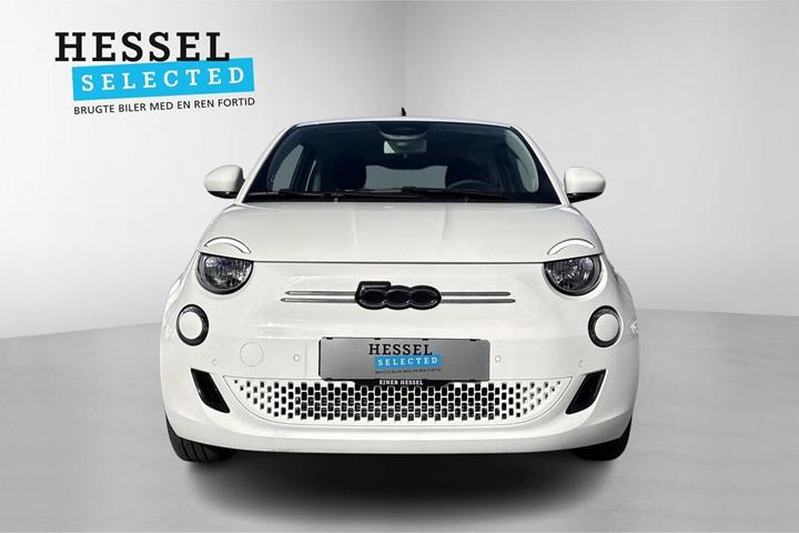 Hvid Fiat 500e fra 2024